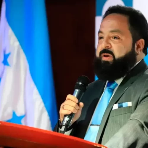 Acusan a Luis Redondo, presidente del Congreso Nacional, de repartir bonos sin respaldo jurídico
