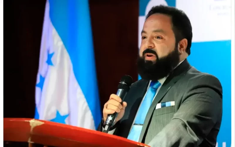 Acusan a Luis Redondo, presidente del Congreso Nacional, de repartir bonos sin respaldo jurídico